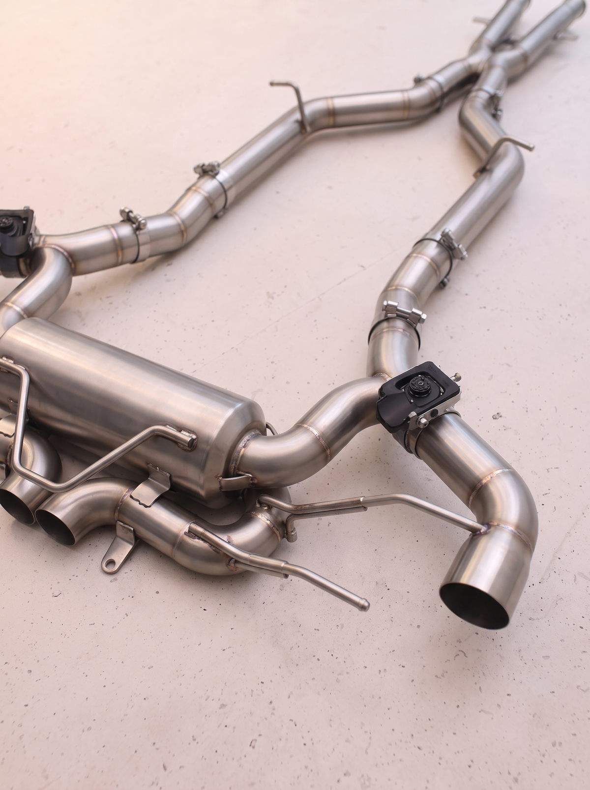 Ligne d'échappement sport inox ROG pour Mercedes-AMG GT R C190 4.0 V8, vue au sol