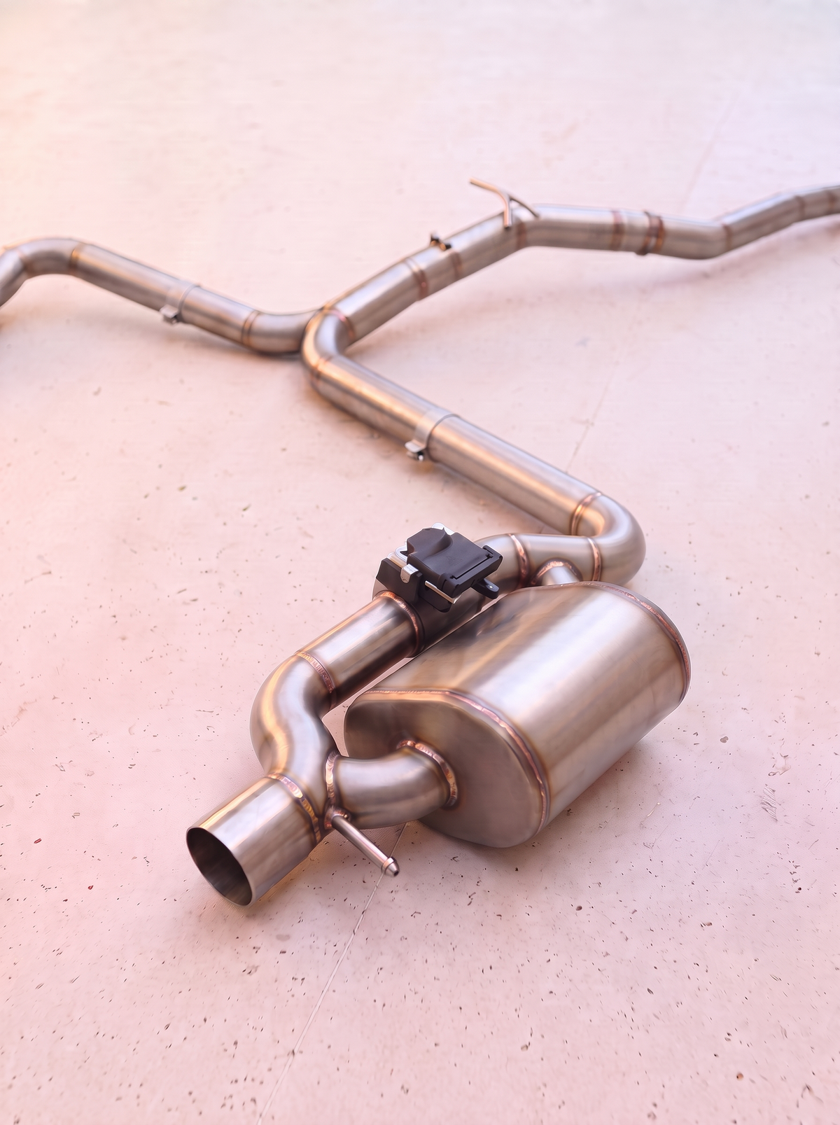 Ligne d'échappement sport inox ROG pour Mercedes-Benz E300 W213 2.0 turbo, vue au sol