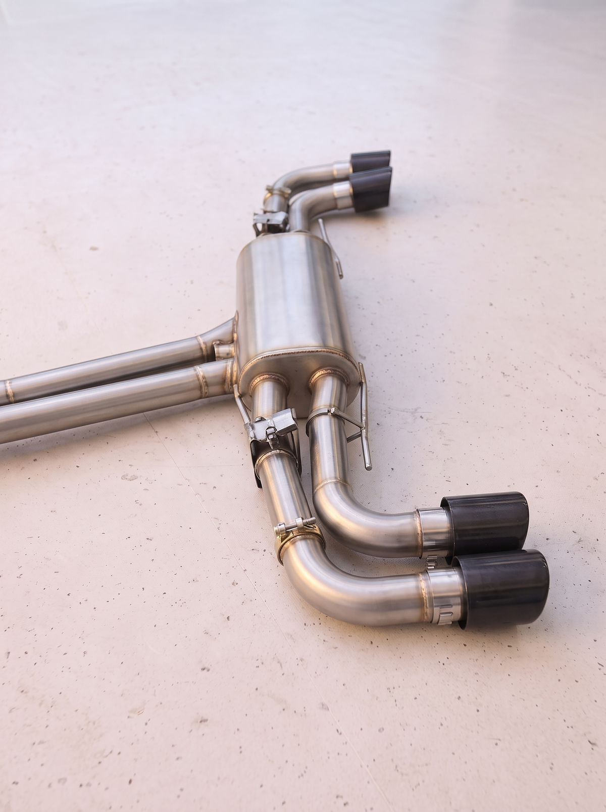 Ligne d'échappement sport inox ROG pour Porsche Cayenne GTS 9YA 4.0 V8, vue au sol