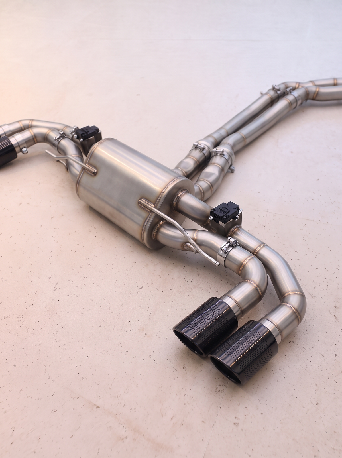Ligne d'échappement sport inox ROG pour Porsche Cayenne Turbo 9YA 4.0 V8, vue au sol