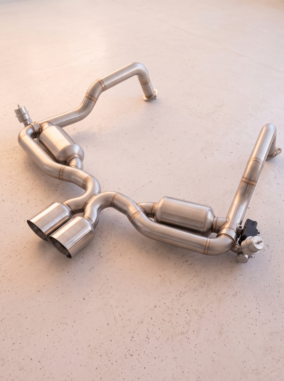 Ligne d'échappement sport inox ROG pour Porsche Cayman GT4 3.8 type 981, vue au sol