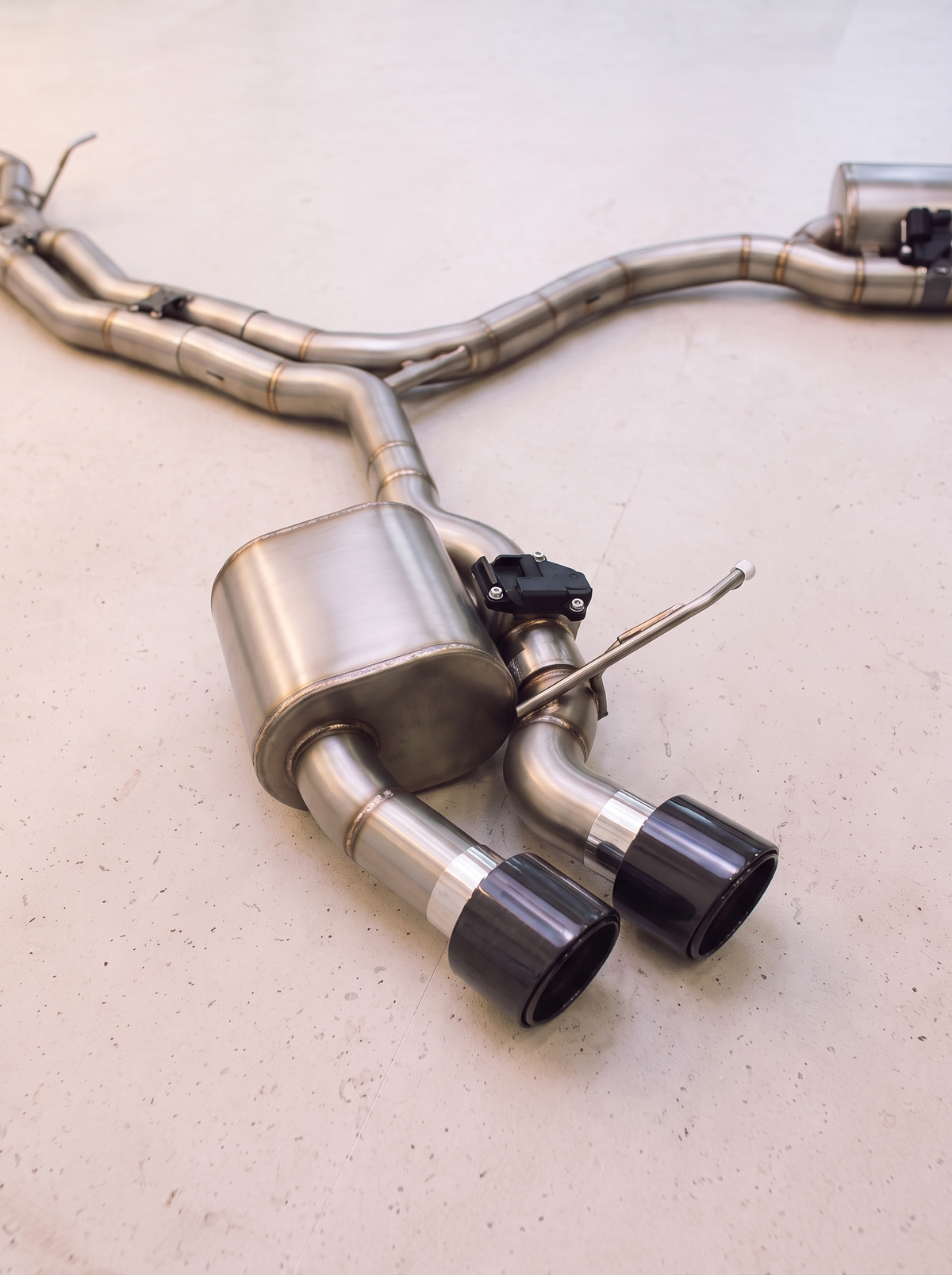 Ligne d'échappement sport inox ROG pour Porsche Macan 95B.1 3.0 V6 turbo, vue au sol