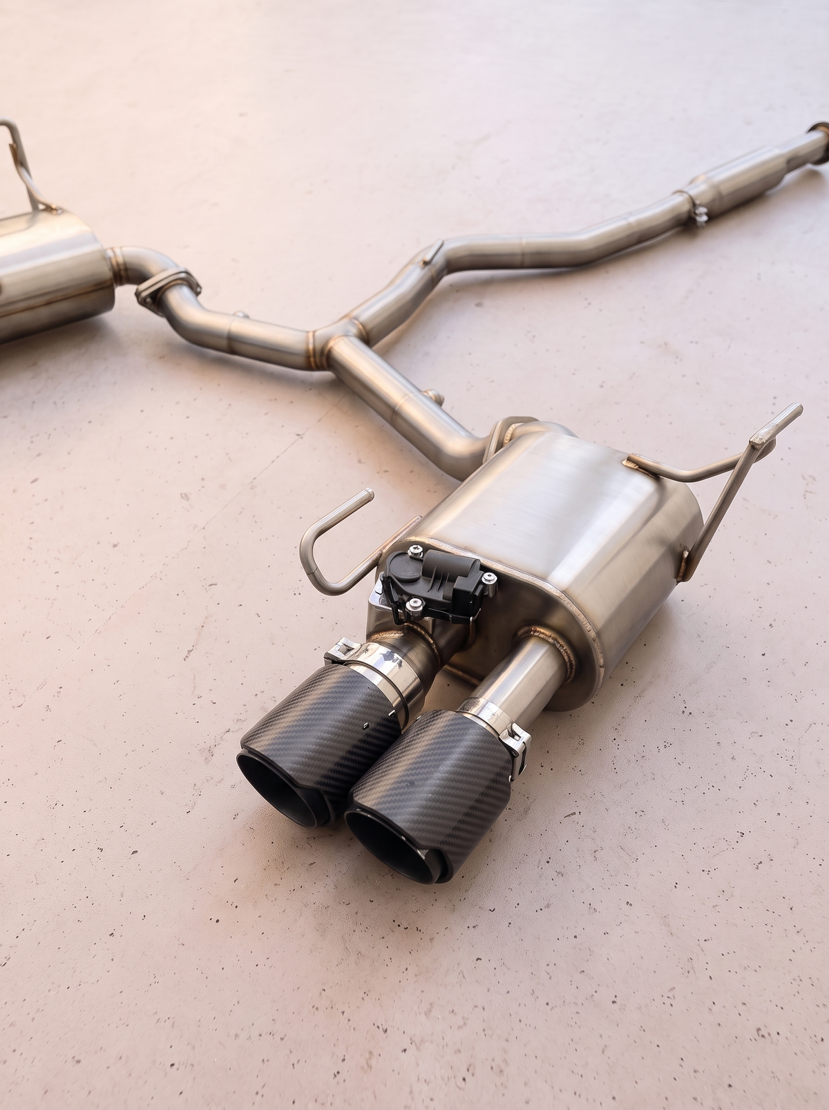 Ligne d'échappement sport inox ROG pour Subaru WRX VB 2.4 Turbo, vue au sol