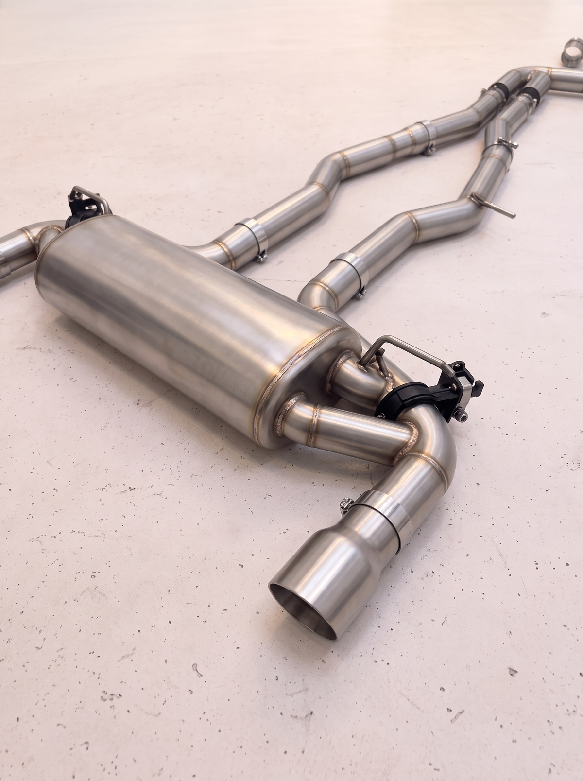 Ligne d'échappement sport inox ROG pour Toyota GR Supra A90 3.0 L6, vue au sol