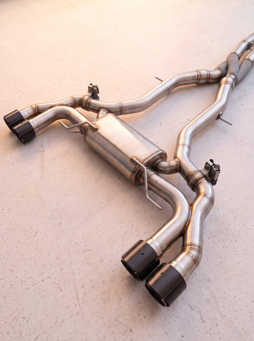 Z-pipe fra Rog-udstødningen til BMW M3 G80 og M4 G82, set på gulvet